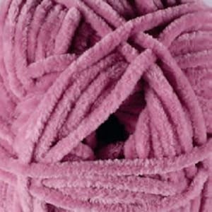Op de afbeelding: Een bolletje zacht, roze garen met een pluche textuur. Het garen is strak gewikkeld en heeft een subtiele glans.