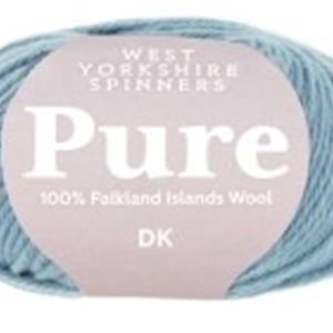 Peut inclure: Pelote de laine bleu clair avec une étiquette indiquant "Pure 100% Falkland Islands Wool" et "DK". La laine provient de West Yorkshire Spinners. La laine est bien enroulée.