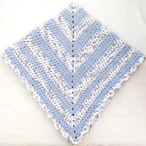 Puede incluir: Una manta de bebé de crochet a rayas azules y blancas con un borde festoneado.