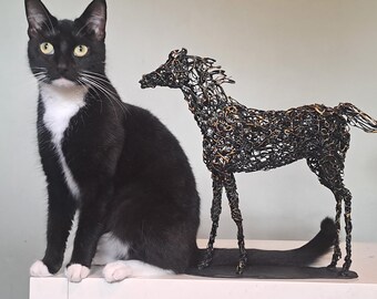 Escultura de caballo de alambre, arte en metal negro y dorado, decoración para el hogar y la oficina.