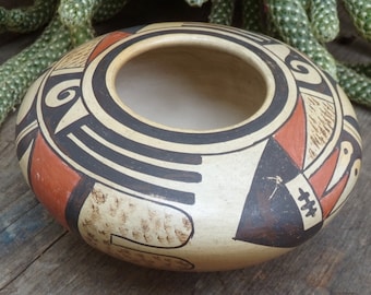 Hopi Bowl by Elva Nampeyo - Arrow and Feather Design - FREE SHIPPING - [#207 - LR cabinet]