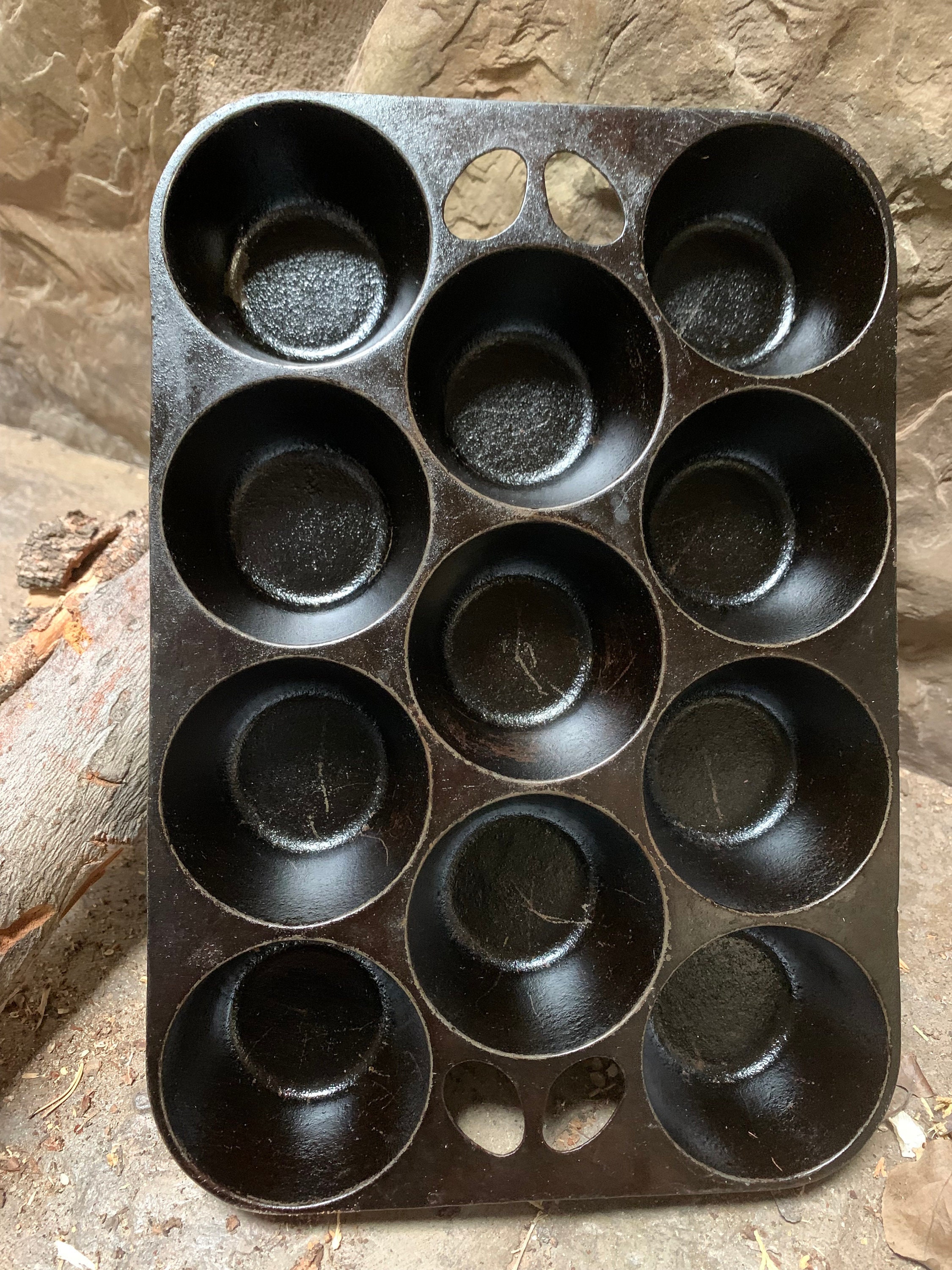 Sold at Auction: Vintage Griswold 949 Cast Iron Pop Over Muffin Pan