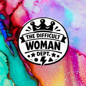 Op de afbeelding: Een ronde sticker met een zwart grafisch ontwerp op een witte achtergrond, gecentreerd over een levendige, veelkleurige alcoholinkt-achtergrond. De tekst luidt THE DIFFICULT WOMAN DEPT. met een kroonpictogram, sterren en een bliksemschicht.
