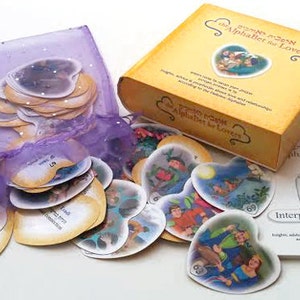 The Alphabet For Lovers - De beste begeleiding en waarzeggerij voor je liefde en relaties - 72 hartvormige orakelkaarten en boekje te koop
