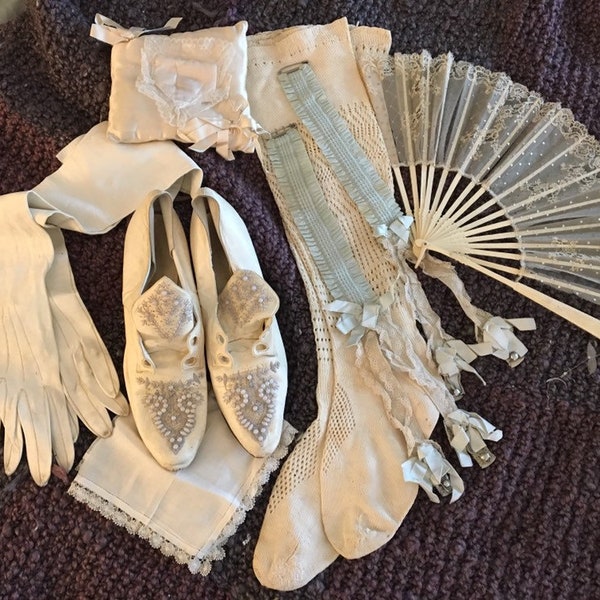 7 Pieces of Wedding Accessories 1906
