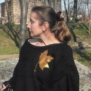 Ellegant black poncho with golden leav decoration
