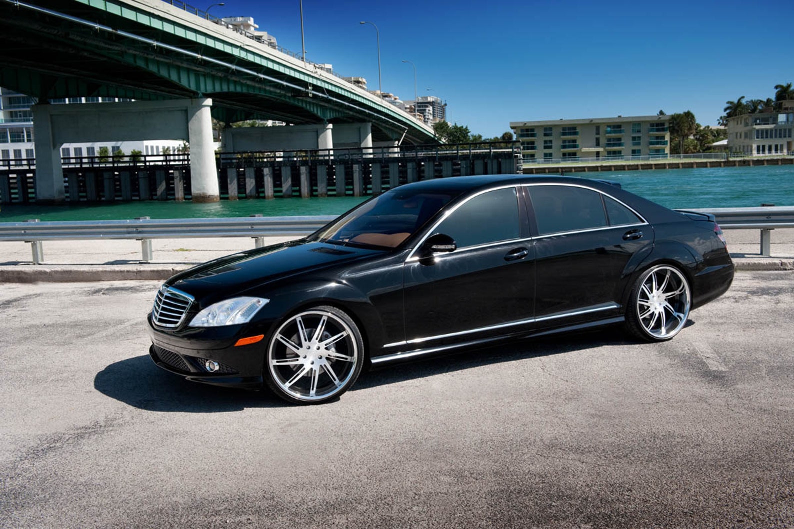 Черный Мерседес Бенц s550