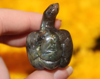 Labradorita calabaza tallado / tallado de calabaza / tallado de cristal / tallado de cristal de calabaza / calabaza de cristal / labradorita Jack-O'-Lantern
