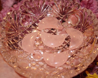 Rosa cuarzo media luna tallado/3 CM Luna de cristal / Rosa Luna tallado / Luna creciente / Rosa cuarzo Media Luna Tallado / Lunas de Cristal