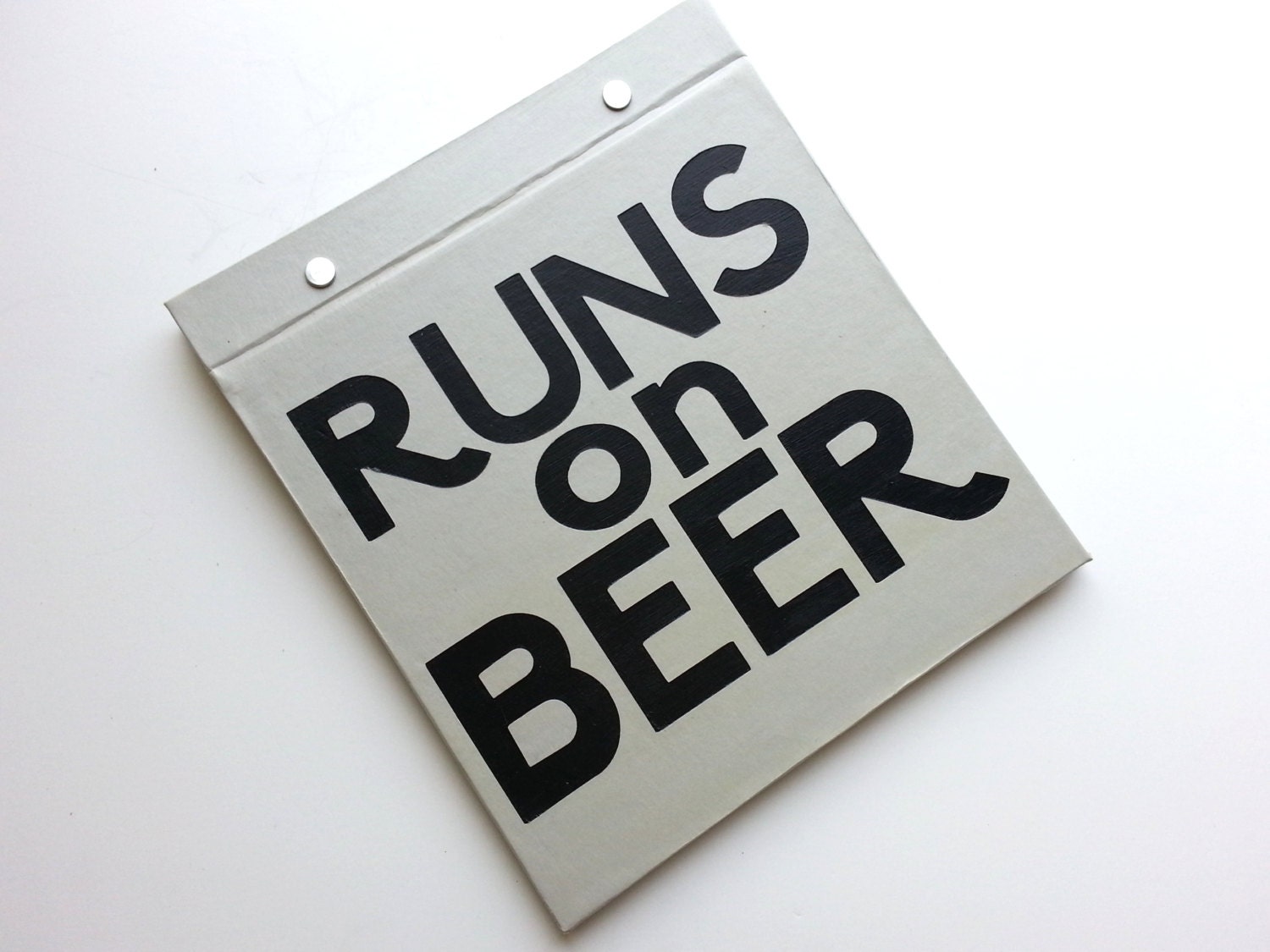 Course Bib porte - tourne sur la bière - humour en cours d’exécution - livre relié à la main pour découvrir les bavoirs - lumière gris et noir Course Bib la porte - tourne sur la Bib bière - humour en cours d’exécution - livre relié à la main pour découvrir les bavoirs - lumière gris et noir 1c1cae