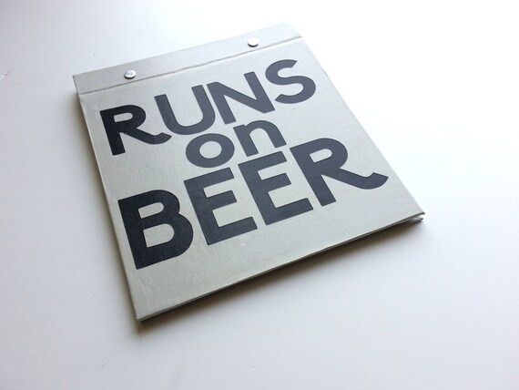 Course Bib la porte - tourne sur la Bib bière - humour en cours d’exécution - livre relié à la main pour découvrir les bavoirs - lumière gris et noir 1c1cae Course Bib la porte - tourne sur la Bib bière - humour en cours d’exécution - livre relié à la main pour découvrir les bavoirs - lumière gris et noir 1c1cae