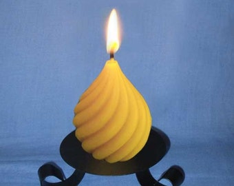 Natural candle molded in twisted drop beeswax