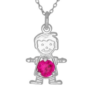 Peut inclure: Un collier pendentif en argent représentant une silhouette humaine stylisée, ornée d'une pierre précieuse rose vif au centre. Le pendentif est suspendu à une chaîne délicate, créant un design simple et élégant. Le collier est adapté au port quotidien.
