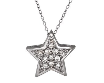 Puede incluir: Un collar de plata con un colgante en forma de estrella incrustado con pequeños diamantes transparentes.
