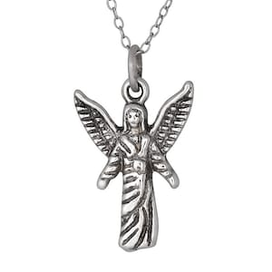 Puede incluir: Un collar con un colgante de plata que representa un ángel con alas detalladas y una túnica fluida. El ángel tiene una expresión serena en su rostro.