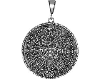Große schwere Sterlingsilber aztekische Kalender Charmehalskette 2,3 Zoll 16 Gramm mit Antikfinish oxidiert und 24-Zoll-Figaro-Kette
