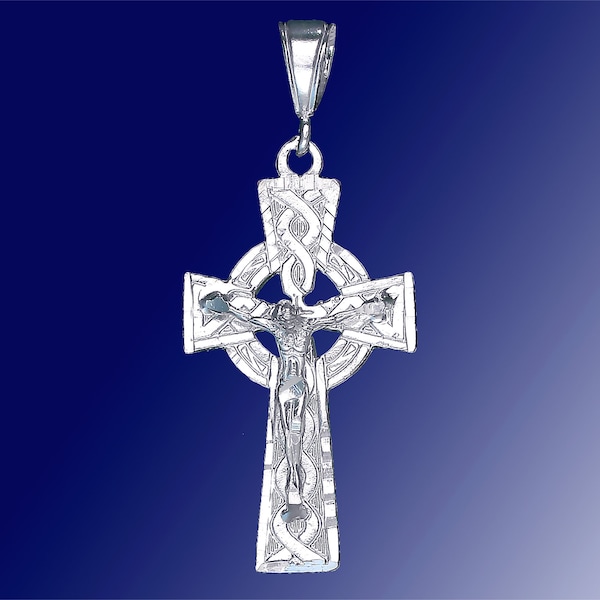 Collar con colgante de cruz celta con Jesús de plata esterlina 2.2 pulgadas 5.7 gramos con acabado de corte de diamante y cadena Figaro de 24 pulgadas