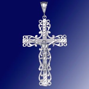 Große Silber Kreuz mit Jesus Halskette 3,2 Zoll 10 Gramm mit Schnitt Diamant-Finish und 24-Zoll-Figaro-Kette