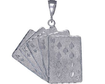 Puede incluir: Un colgante de plata en forma de abanico de cartas de juego. Las cartas son texturizadas y tienen un brillo sutil.