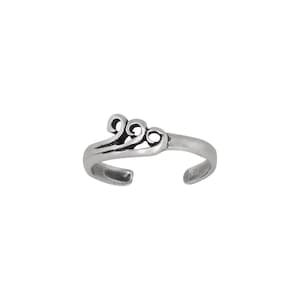 Può includere: Un anello per il dito del piede in argento con un design delicato e a spirale.
