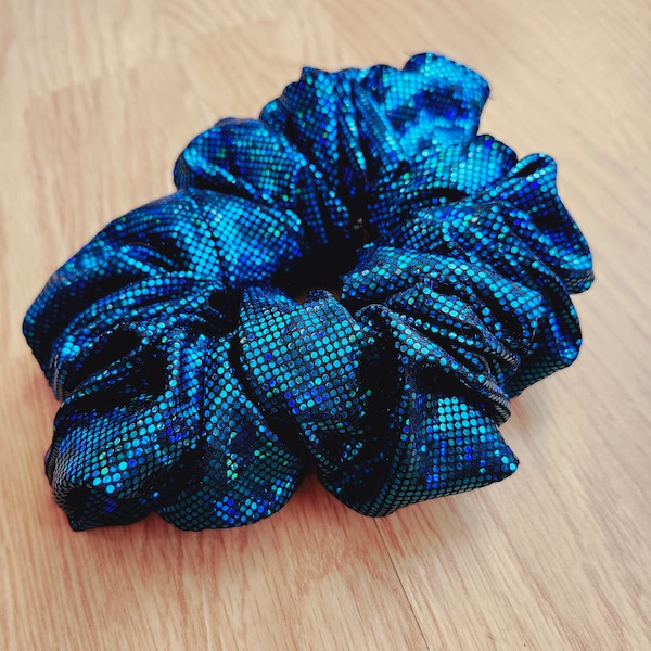 Ocean Shimmer Soft Lentejuela Scrunchie - Corbata de pelo azul brillante, hecha a mano por PIM Designs