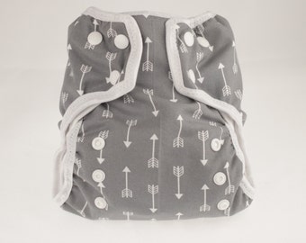 Pañal de tela AI2 tamaño pequeño para pañales pre-doblados o insertos - Flecha gris