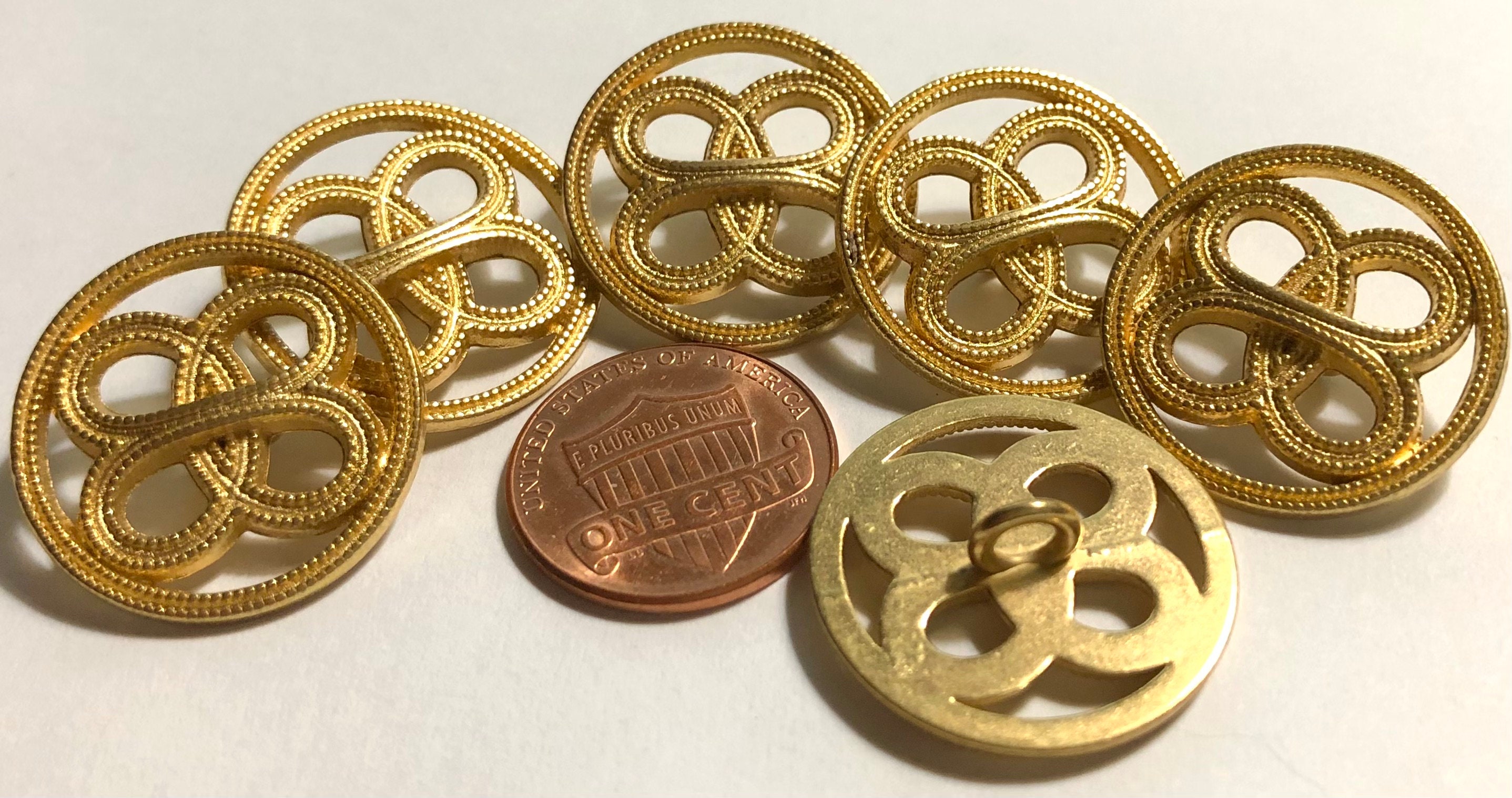 専用　　　　　　　　　24Kメッキ　No.114　114番　鍵付き Set of 6 Flat Top Pierced Gold Tone Metal Shank Buttons 23mm
