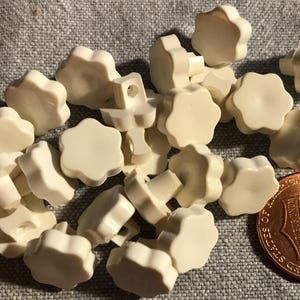 24 Small Thick White Plastic Shank Buttons Flower Floral 11mm 7/16&quot; # 8293