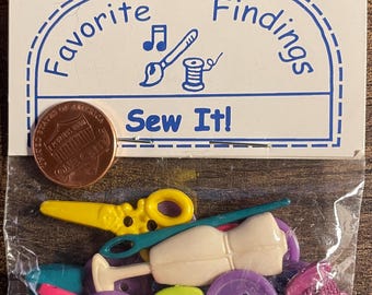 Favorite Findings Mixed Lot Of Sewing Themed Plastic Novelty Buttons See Pennies for Sizes 15473