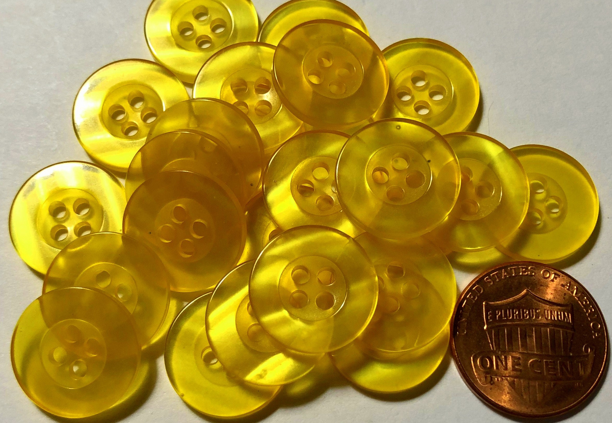 24 botones de plástico de costura de color amarillo perlado brillante ...