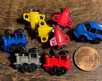Mixed Lot of 8 Plastic Shank Kids Novelty Buttons Locomotives Airplanes Car 15882