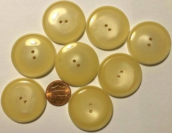 8 Retro Large Rimmed Glossy Yellowish Beige Plastic Coat 2-hole 