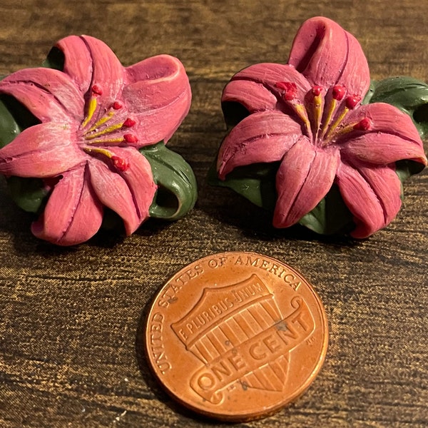 Set of 2 Vintage Blumenthal Lansing Large Reddish Pink Resin Lilly Flower Shank Hand-painted Buttons 1 1/8" 28mm 13649