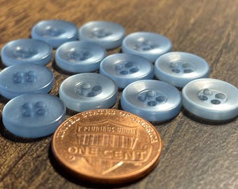 Lote de 12 botones vintage nuevos sin usar, pequeños, de plástico azul perlado, con 4 agujeros, para coser en camisas, de 12 mm (casi 1/2") 16349