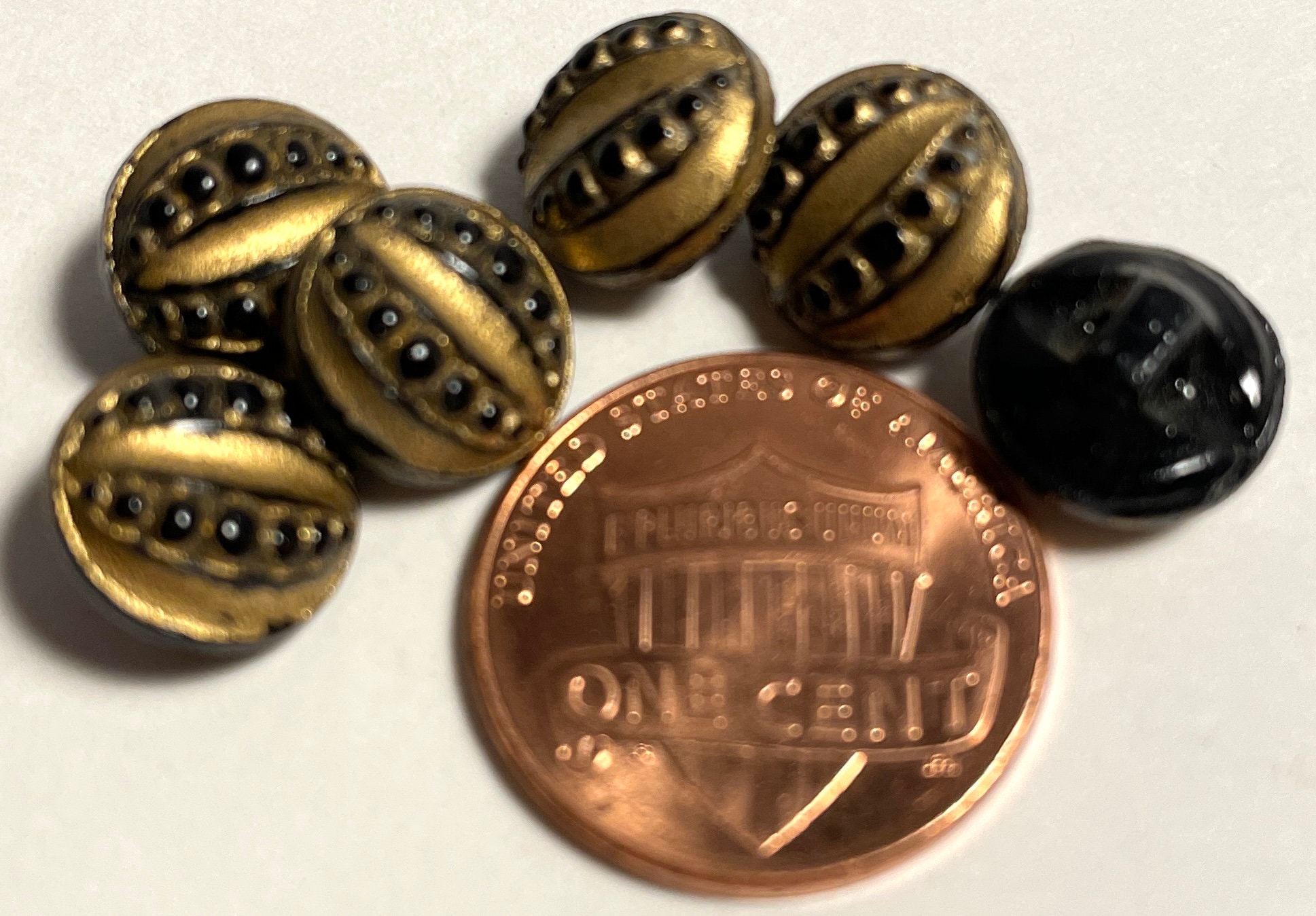 Boutons Anciens En Verre Bombé Noir - Diamètre 18mm, Origine France, Pour Artisanat Ou Costume