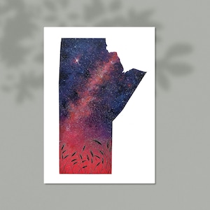 Könnte beinhalten: Ein Aquarellbild des Umrisses der kanadischen Provinz Manitoba, gefüllt mit einem sternenklaren Nachthimmel. Der Himmel ist eine Mischung aus Blau, Lila und Rosa mit einem hellen Stern in der oberen linken Ecke. Der untere Teil des Umrisses ist mit einem roten und orangefarbenen Sonnenuntergang gefüllt, mit schwarzen Silhouetten von hohem Gras.
