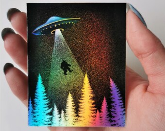 Adesivo olografico Bigfoot, illustrazione di un disco volante UFO, adesivo di fantascienza, adesivo Sasquatch Yeti, incontro con il Bigfoot, adesivo alieno