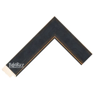 Puede incluir: Un marco de fotos negro con un acabado desgastado y un acento dorado. El marco est&aacute; hecho de madera y tiene un dise&ntilde;o simple.