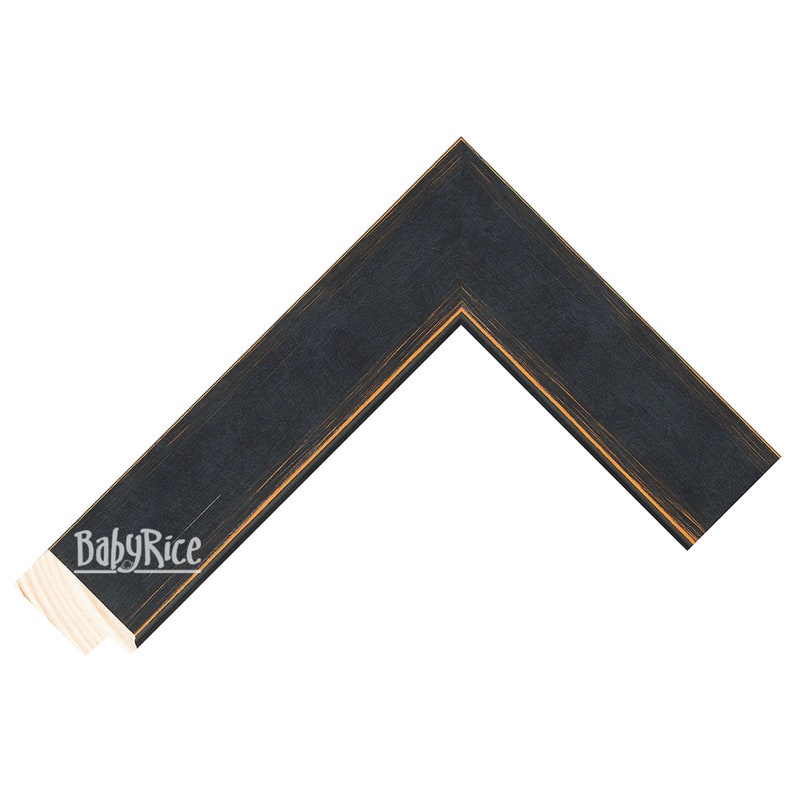 Puede incluir: Un marco de fotos negro con un acabado desgastado y un acento dorado. El marco est&aacute; hecho de madera y tiene un dise&ntilde;o simple.