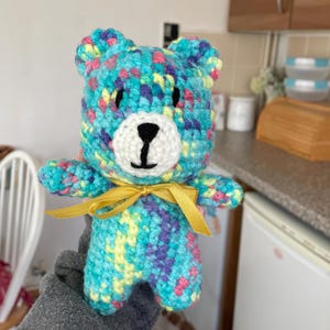 Gehaakte amigurumi-beren, klein, veelkleurig