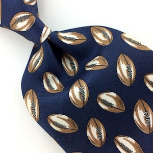 Van Heusen Usa Tie Navy Blue American Football Sports Silk Necktie Ties In10-302 Excellent Cravate de fantaisie Corbata de la novedad qw