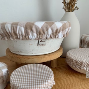 Peut inclure: Ensemble de quatre couvercles de bol en tissu gingham beige et blanc avec une étiquette blanche qui indique "deco lunart".