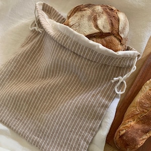 Brood-/baguettezak van Frans linnen met een kurkachtige kleur en fijne witte strepen, gevoerd met gecertificeerd biologisch katoen van voedselkwaliteit.