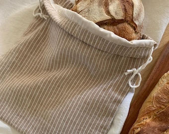 Brot-/Baguettetasche aus französischem Leinen in korkähnlicher Farbe mit feinen weißen Streifen, gefüttert mit lebensmittelechter, zertifizierter Bio-Baumwolle.