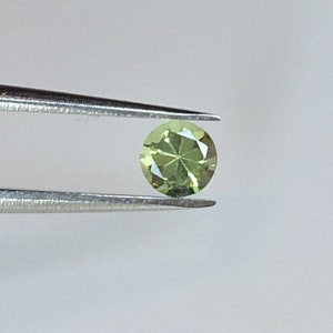 Natural Lime Green Sapphire 0.19 carat • Loose Genuine Sapphire • 3.4 mm Round Faceted Sapphire- Saphir Vert Menthe • Septembre Birthstone