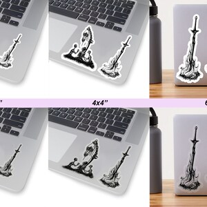 K&ouml;nnte beinhalten: Drei schwarz-wei&szlig;e Aufkleber-Designs mit einem Lagerfeuer, einem Schwert und einer Figur, die eine Laterne h&auml;lt. Die Aufkleber sind auf Laptops in drei verschiedenen Gr&ouml;&szlig;en dargestellt: 7,6 cm x 7,6 cm, 10,2 cm x 10,2 cm und 15,2 cm x 15,2 cm. Der Text "natella draws etsy.com" ist in der unteren rechten Ecke des Bildes sichtbar.