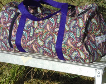 Prêt à expédier - Petit sac de sport Paisley violet / sac d’équipement