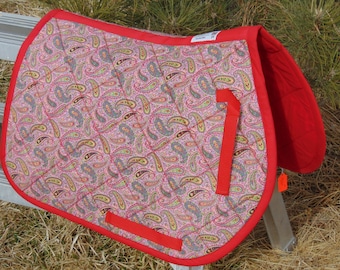 Prêt à expédier - Tapis de poney tout usage en paisley rose avec garniture rouge