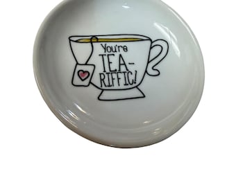 Soporte para bolsitas de té unisex, talla única, color blanco. Plato de cerámica con estampado "Youre TEA-RIFFIC".
