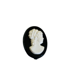 Vintage Oval Lady Cameo Brooch Black & White Acrylic 1&quot; 3/4&quot;